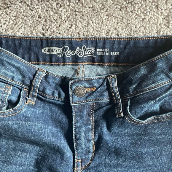 Old Navy Rockstar Mid Rise Jeans Size Regular 2
Distressed Whiskering Fading - Picture 3 of 7